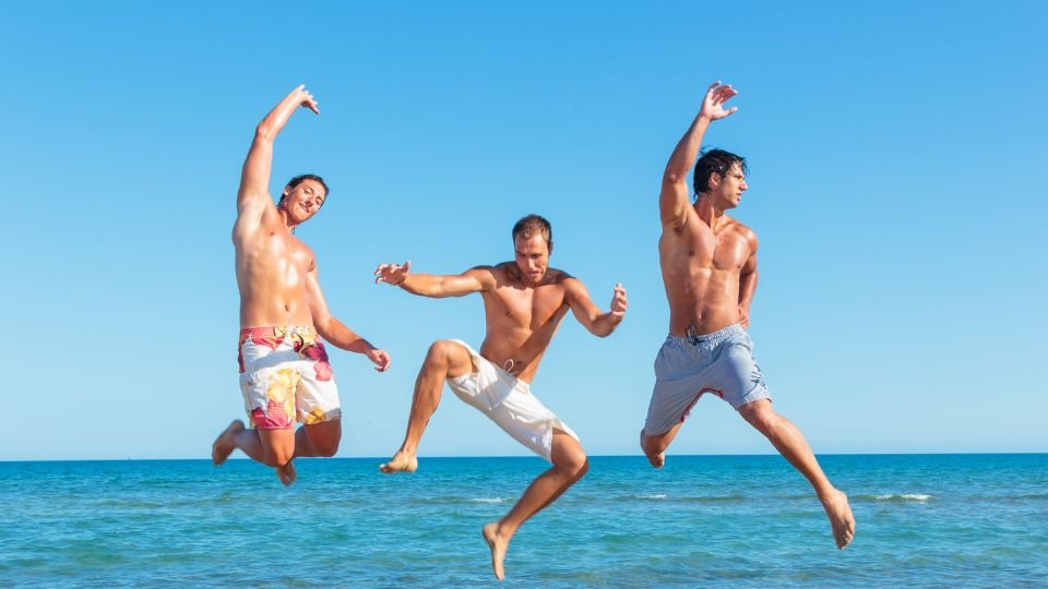 chicos saltando en playa image