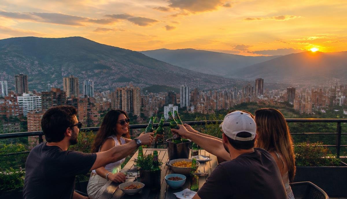 Despedida de soltero en Medellin: rooftop con vistas al valle